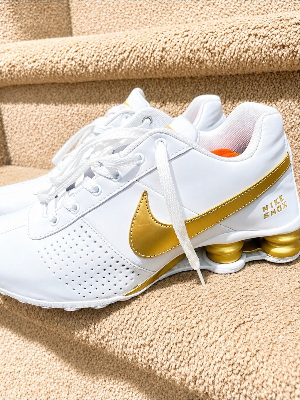 Beautiful great looking Men’s Shox Classic — White with Gold Accent size 9